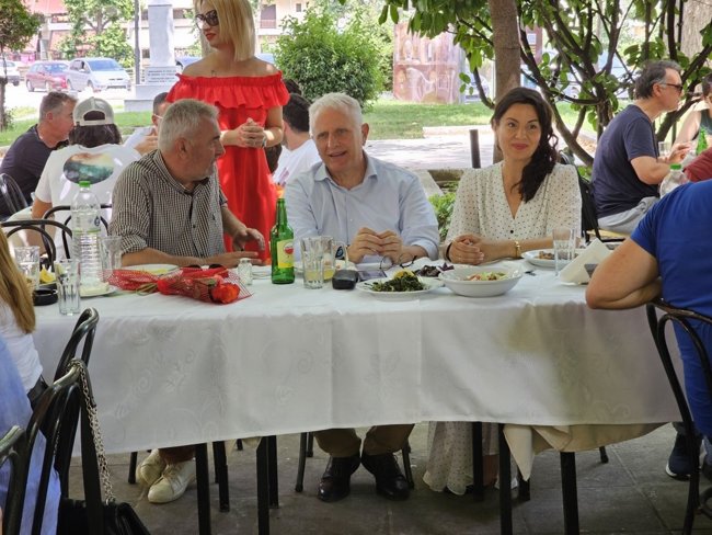 Τρίκαλα: Χαλαρό τσιπουράκι Ραγκούση και Κοντοτόλη με δημοσιογράφους - Το νέο ζευγάρι της Βουλής [εικόνες]