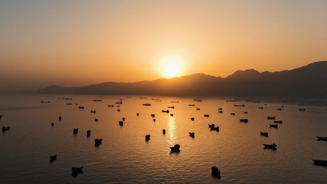 Πόλεμος στο Ιράν: Ξεκίνησε η διέλευση των πλοίων από τα Στενά του Ορμούζ