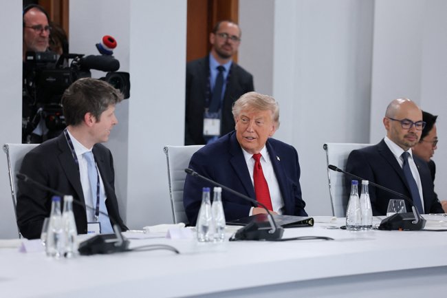 Τα ευτράπελα της G7: Ο Τραμπ και το χέρι της Μπριζίτ Μακρόν, οι καφέδες της Μελόνι και η... Παρί Σεν Ζερμέν [βίντεο]