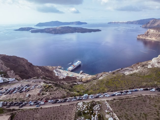 Σεισμοί: Εγκαταλείπουν άρον άρον τη Σαντορίνη - "Δεν αποκλείεται σύνδεση με το ηφαίστειο" λέει ο Συνολάκης [βίντεο]