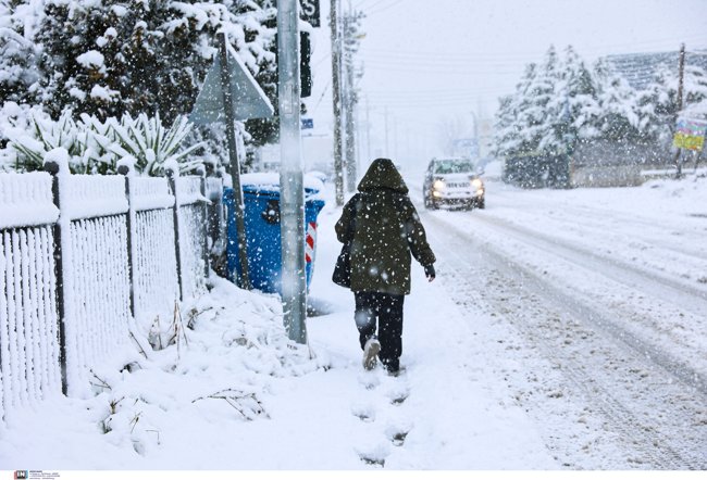 Σε εξέλιξη η ψυχρή εισβολή με χιόνια, τσουχτερό κρύο και θυελλώδεις ανέμους -Νέα επιδείνωση από το βράδυ της Τρίτης