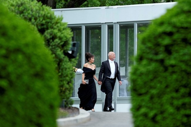 Κομψή αλλά και σέξι η Λόρεν Σάντσεζ στον Λευκό Οίκο - Τα σχόλια για το πληθωρικό ντεκολτέ της