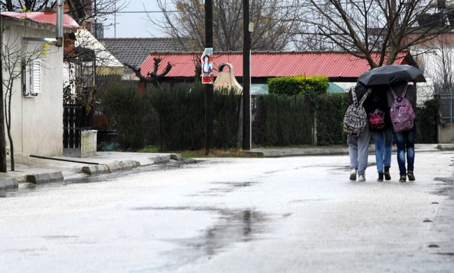 σχολειο βροχη παιδια
