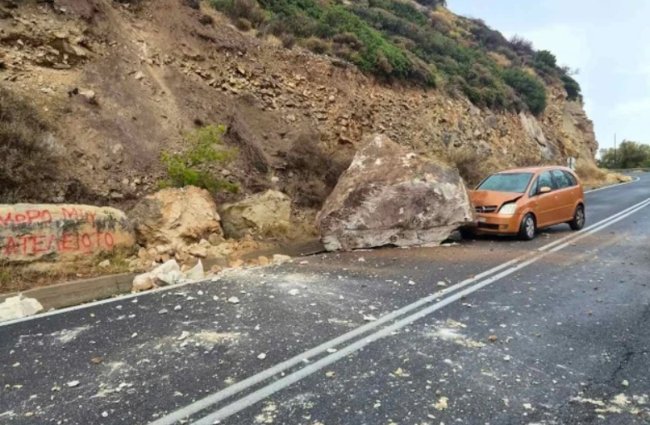 Κρήτη: Γιγαντιαίος βράχος καρφώθηκε μπροστά σε εν κινήσει αυτοκίνητο στην Ιεράπετρα