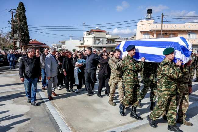Κηδεία 19χρονου Ραφαήλ: Τραγικές φιγούρες η μητέρα και η αδερφή του - Ο σπαρακτικός επικήδειος του πατέρα του [εικόνες - βίντεο]