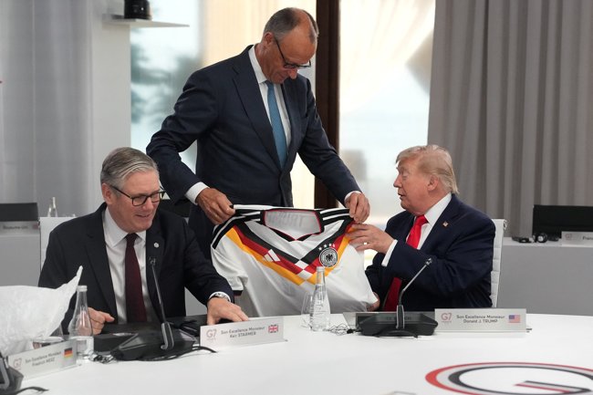 "Trump 47": Ο Μερτς έκανε δώρο στον Τραμπ μια φανέλα της εθνικής Γερμανίας με το όνομά του [εικόνες]