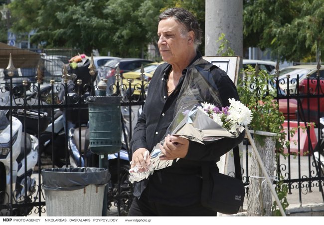Σωτήρης Τσόγκας: Πλήθος κόσμου στο τελευταίο "αντίο" του ηθοποιού και θεατρικού δασκάλου - Συντετριμμένη η Μαίρη Ραζή
