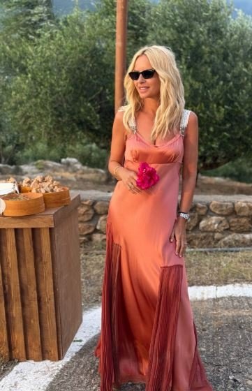 Ελαμψε η Μπεκατώρου στον γάμο της Μπάρκα - Ηταν η πιο κομψή, με σατέν δημιουργία MI-RO