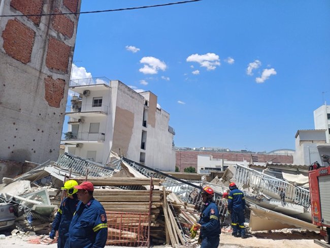 Κατάρρευση πολυκατοικίας στα Πετράλωνα: Ζητούν από όλους ησυχία - Έρευνες και αγωνία για τυχόν εγκλωβισμένους