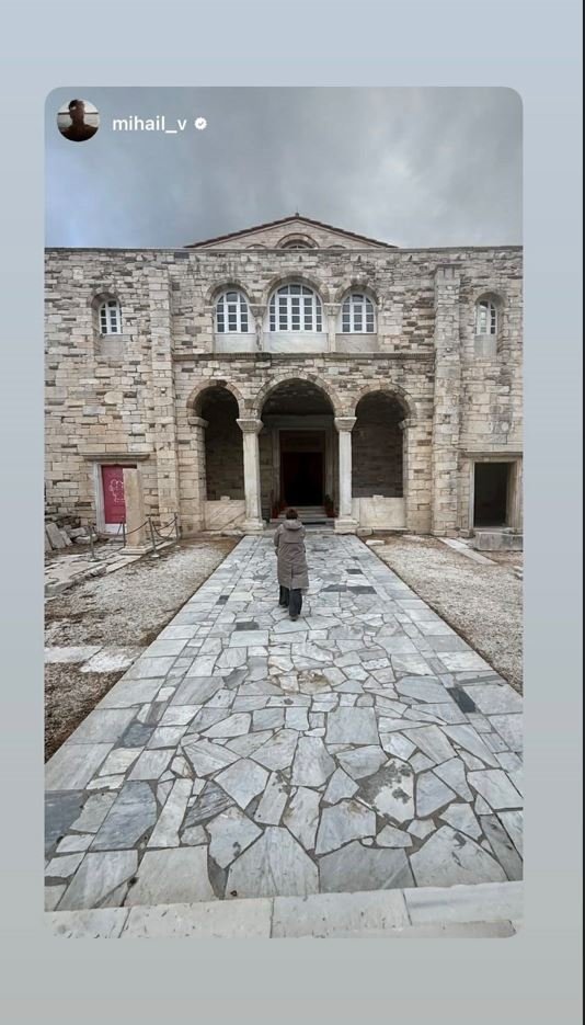 Πίσω στην Πάρο η Σοφία Αλιμπέρτη- Βραδινή εξόρμηση στην Παροικιά με τον γιο της