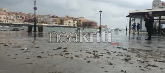 Εικόνες σοκ από το Λιμάνι Χανίων: Η θάλασσα "κατάπιε" την πλατεία Σιντριβανίου -"Εξαφανίστηκε" η παραλία στη Νέα Χώρα