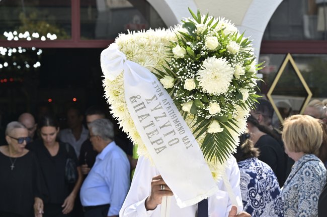 Δάκρυα και πλήθος κόσμου στο τελευταίο "αντίο" στον Δημήτρη Κόκοτα - Συντετριμμένοι συγγενείς, συνάδελφοι, φίλοι