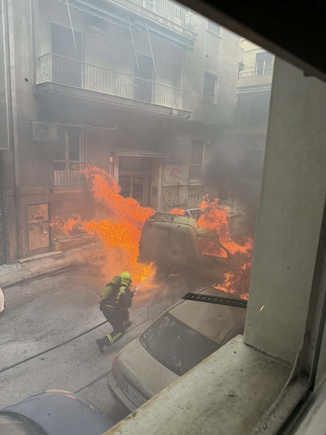 Φωτιά στην Κυψέλη: Στις φλόγες οχήματα σε κεντρικό δρόμο το πρωί της Τετάρτης [εικόνες - βίντεο]