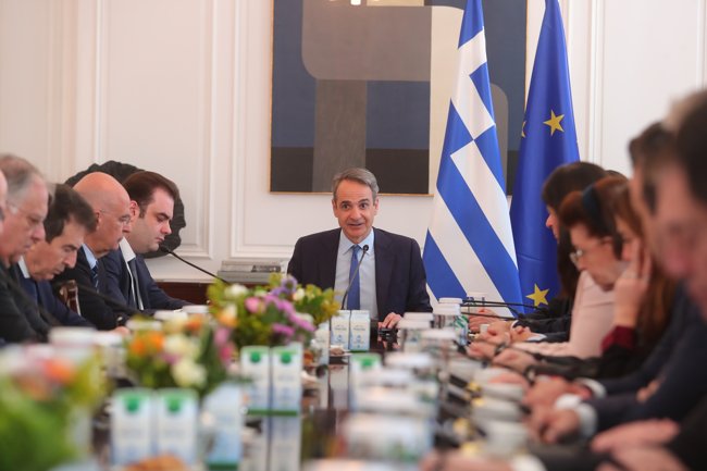 Στα 920 ευρώ ο νέος κατώτατος μισθός - Η ανακοίνωση Μητσοτάκη για την αύξηση στο υπουργικό συμβούλιο