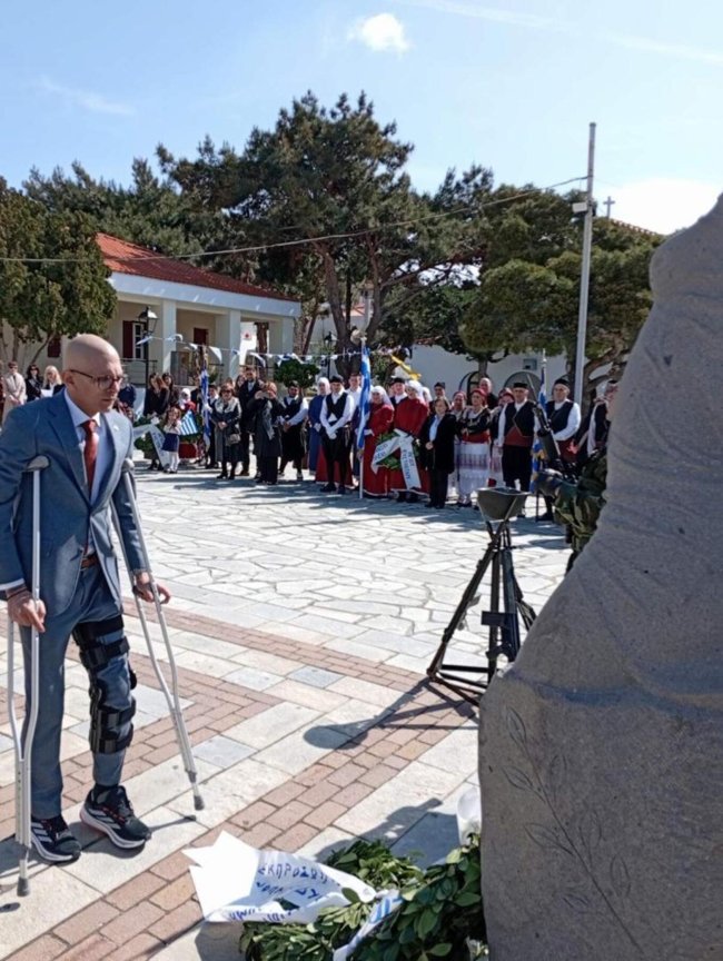 Στην παρέλαση η πρώτη δημόσια εμφάνιση για τον δήμαρχο Αη Στράτη μετά το χειρουργείο για αφαίρεση όγκου