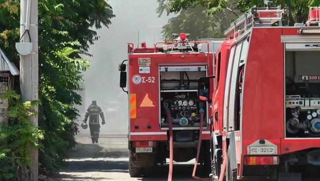 Αιγάλεω: Υπό έλεγχο η φωτιά σε εργοστάσιο - Από τύχη δεν υπήρξαν τραυματίες μετά την κατάρρευση της οροφής [βίντεο]