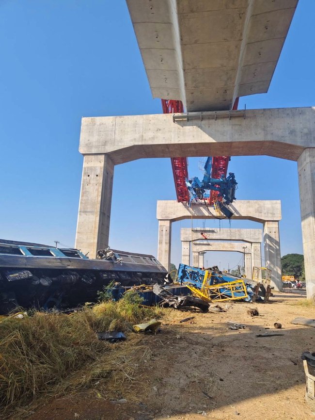Τραγωδία στην Ταϊλάνδη: Γερανός κατέρρευσε πάνω σε τρένο - Τουλάχιστον 22 νεκροί [εικόνες - βίντεο]