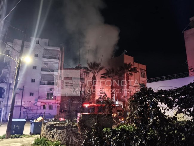 Βόλος: Μεγάλη φωτιά σε παλιό κτίριο στο κέντρο της πόλης [εικόνες - βίντεο]