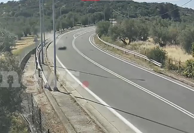 Τραγωδία στη Μυτιλήνη: Η στιγμή που η μηχανή με τους δύο νέους χτυπάει στο κράσπεδο και μετά στην κολώνα [βίντεο]