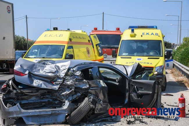Πρέβεζα - Καραμπόλα φορτηγού με τρία ΙΧ - Δεν είδε τον κόκκινο σηματοδότη - Οκτώ τραυματίες μεταξύ τους και παιδιά