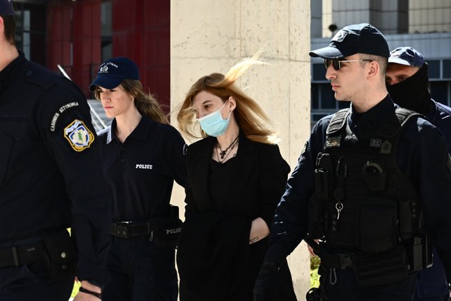 Ρούλα Πισπιρίγκου: Με μπαστούνι στο Εφετείο για τη δολοφονία της κόρης της, Τζωρτζίνας [βίντεο]