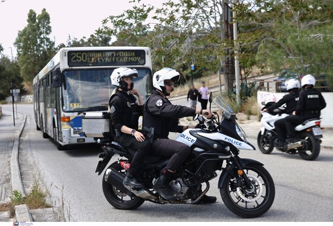 Επίθεση κουκουλοφόρων στην Πολυτεχνειούπολη με ρόπαλα: Πετούσαν πέτρες μεταξύ τους, χτύπησαν γυναίκα υπάλληλο