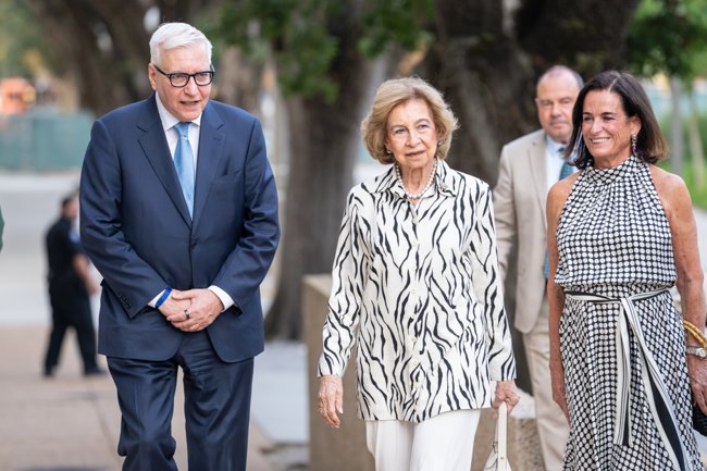 Φλοράλ, πουά, πέρλες και σνίκερς: Η 87χρονη βασίλισσα Σοφία παραδίδει μαθήματα μόδας