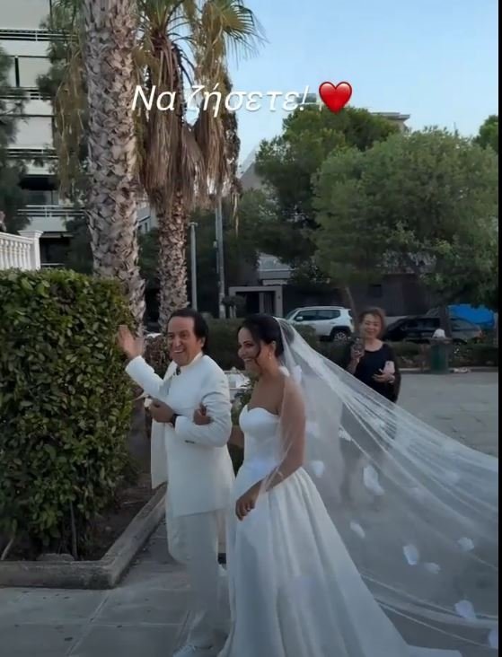 Ζηνοβία Αρβανιτίδη: Παντρεύτηκε η κόρη του Πασχάλη - Η στιγμή που ο καλλιτέχνης την παραδίδει στον γαμπρό