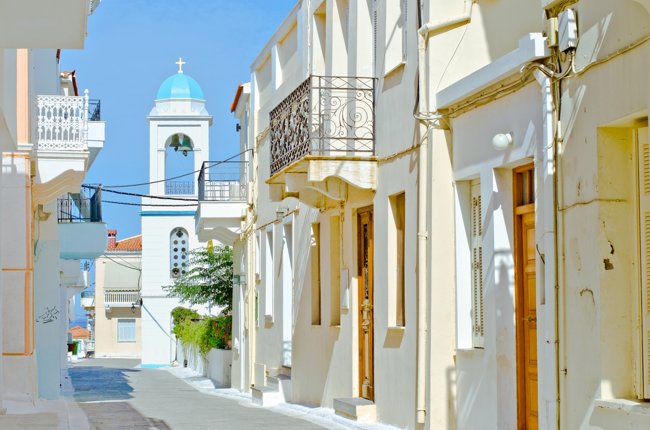 Ύμνοι από διεθνή ΜΜΕ για το κυκλαδονήσι με τα καταπράσινα τοπία, τις άγριες κοιλάδες και τα γραφικά χωριά