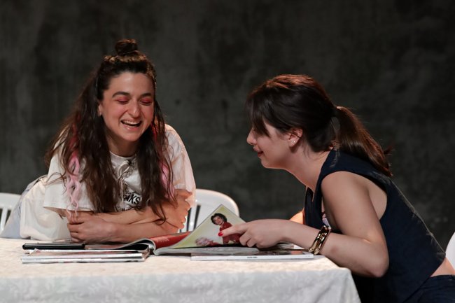 Η Δανάη Αρσενία Φιλίδου για τις "Τρεις αδερφές: Θα έρθουν καλύτερες μέρες": "Αγαπάμε τον Τσέχωφ αλλά τον κατανοούμε μέσα από τις δικές μας εμπειρίες"