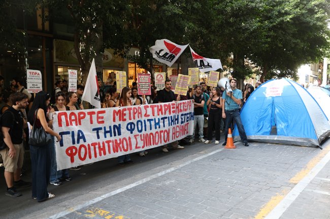 Φοιτητές με σκηνές έξω από το υπουργείο Οικονομικών: Ζητούν πλαφόν στα ενοίκια, αύξηση επιδόματος και καλύτερες εστίες