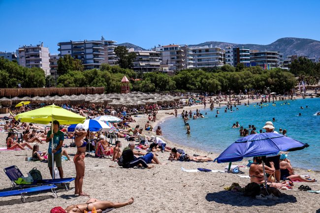 Μία μέρα σε παραλία της Αττικής: Πόσο κοστίζουν φέτος οι βουτιές στην Αθηναϊκή Ριβιέρα [βίντεο]