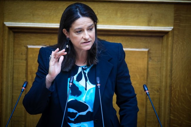 Καταργείται οριστικά η περικοπή των συντάξεων χηρείας του νόμου Κατρούγκαλου - Τι ανακοίνωσε η Κεραμέως