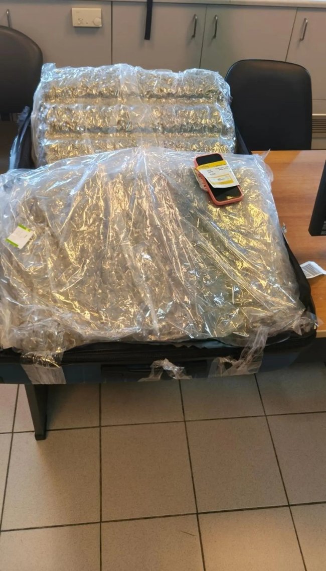 Ηράκλειο: Διεθνές κύκλωμα πίσω από Ισπανίδα με 20 κιλά χασίς - Θα "μιλήσει" το κινητό της, ποιος είναι ο Μαξ που ψάχνουν