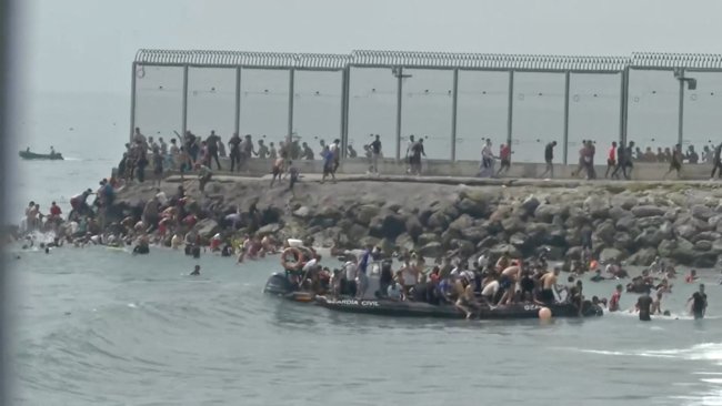 Χάος στην Ισπανία: Χιλιάδες μετανάστες πέρασαν στη Θέουτα -Δεκάδες νεκροί, στρατός στα σύνορα και κόντρα με την Ιταλία