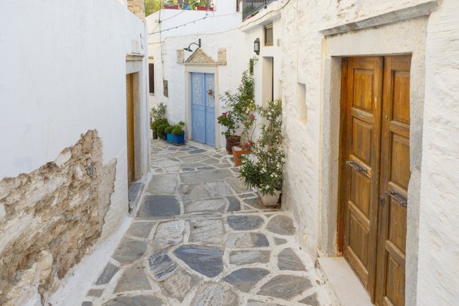 Το ελληνικό νησί που κλέβει καρδιές στα ξένα μέσα: Γαλαζοπράσινα νερά, αυθεντικότητα, ορεινά χωριά και ηρεμία