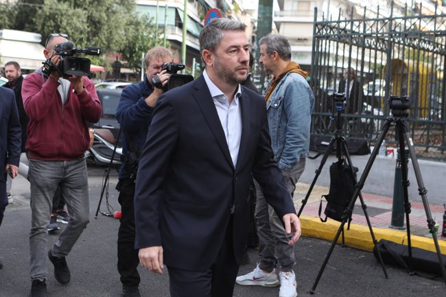 Πώς ο Τσίπρας "χτίζει" κόμμα με τους 41 τεχνοκράτες - Επανέρχεται η εσωστρέφεια στο ΠΑΣΟΚ με γκρίνιες και αιχμές