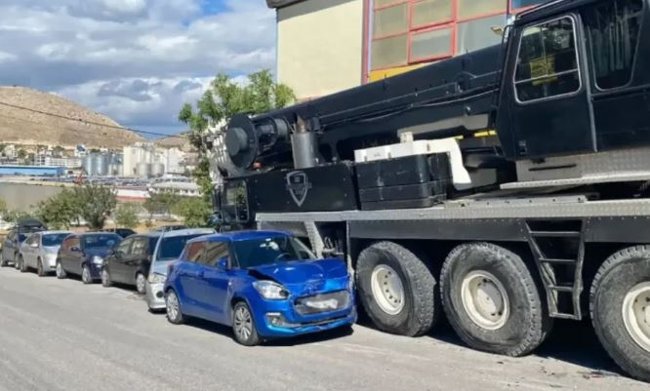 Αναστάτωση στο Κερατσίνι: Γερανός έπεσε πάνω σε 10 παρκαρισμένα οχήματα - "Από τύχη δεν είχαμε θύματα"