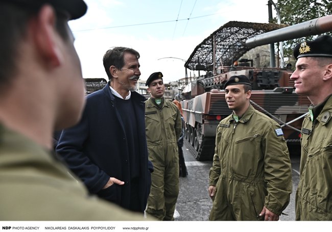 Παύλος Ντε Γκρες: Πήγε στην παρέλαση της 25ης Μαρτίου - "Ο Κωνσταντίνος θα πάει στρατό πρώτος" [βίντεο]