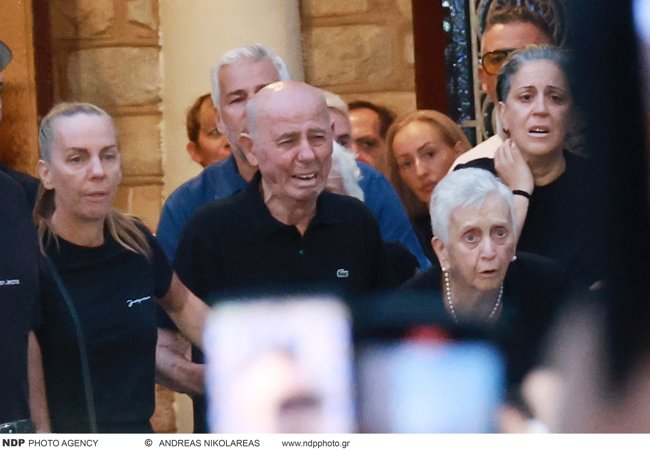 Λύγισε η Βάσω Μαζωνάκη στην κηδεία του αδερφού της- Αδυνατεί να συνειδητοποιήσει τη σκληρή πραγματικότητα