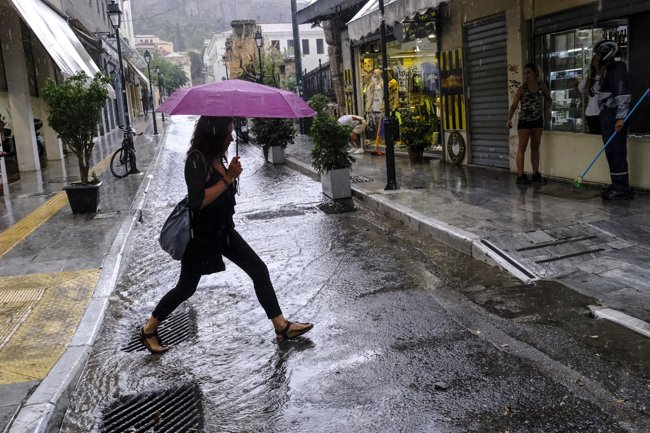 Έκτακτο δελτίο επιδείνωσης καιρού: Καταφθάνουν βροχές και καταιγίδες στη χώρα - Πού θα "χτυπήσουν"