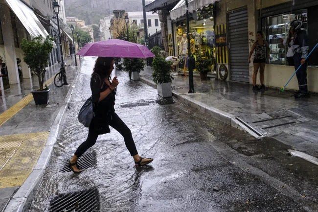 Έκτακτο δελτίο επιδείνωσης καιρού: Καταφθάνουν βροχές και καταιγίδες στη χώρα - Πού θα "χτυπήσουν"