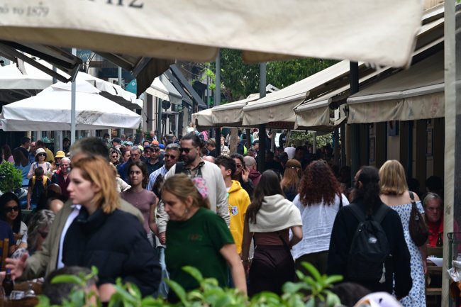 Κυριακή του Πάσχα: Σούβλες, τσίκνα και μπουζούκια στο Μοναστηράκι - Παράδοση και έθιμα σε όλη τη χώρα