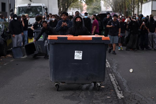Χάος στη Γαλλία από τις μαθητικές διαδηλώσεις: Χιλιάδες νέοι στους δρόμους - Την Αριστερά κατηγορεί η κυβέρνηση [βίντεο]