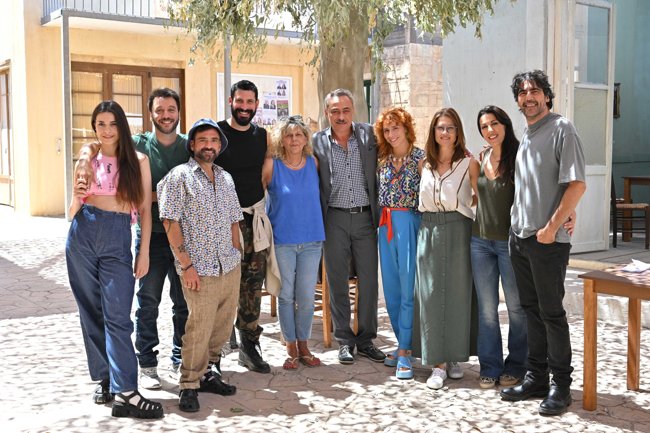 "Κουτσουπιές": Η νέα καθημερινή κωμική σειρά της ΕΡΤ - Δείτε φωτογραφίες από τα γυρίσματα