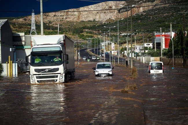 Κακοκαιρία: Σφοδρά φαινόμενα με πάνω από 100.000 κεραυνούς – Χαλάζι στο Ίλιον, χιόνι στον Όλυμπο, πού ισχύει Red Code