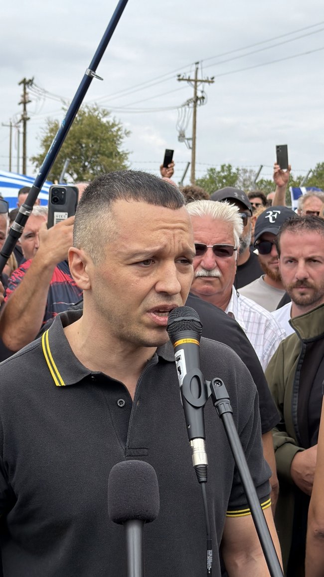 Η "στολή" που φορούσε ο Ηλίας Κασιδιάρης βγαίνοντας από τη φυλακή - Ο συμβολισμός του μαύρο πόλο