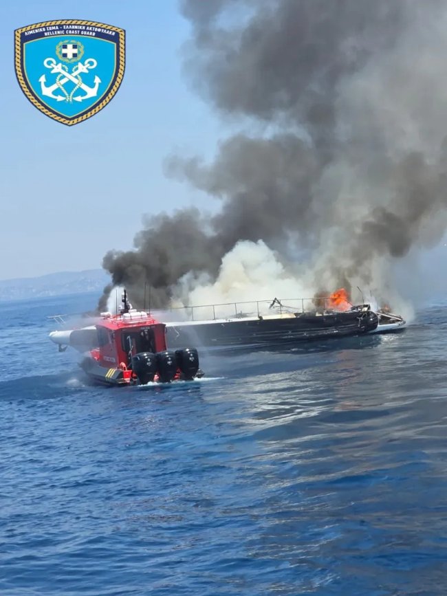 Βουλιαγμένη: Βυθίστηκε το ταχύπλοο που πήρε φωτιά - Διασώθηκαν οι 4 επιβαίνοντες [βίντεο]
