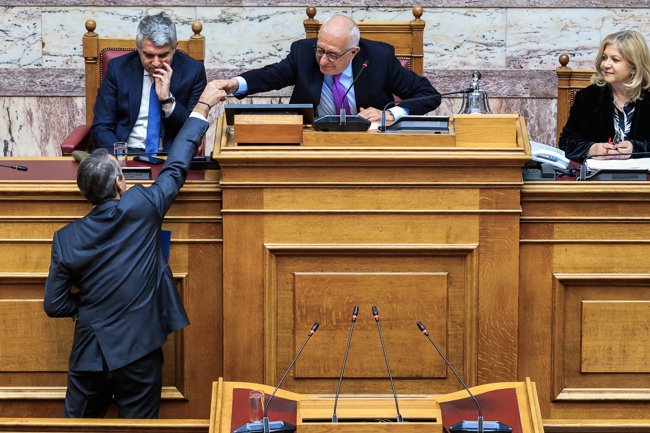 Γενέθλια Μητσοτάκη: "Στο γραφείο μου έχω γλυκό χωρίς ζάχαρη" - Οι ευχές στη Βουλή και το κέρασμα στον Βελόπουλο