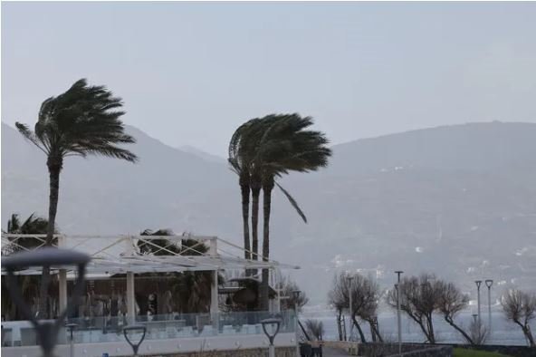 Κρήτη: Αποπνικτική η ατμόσφαιρα στο Ηράκλειο, από την αφρικανική σκόνη και τους νοτιάδες